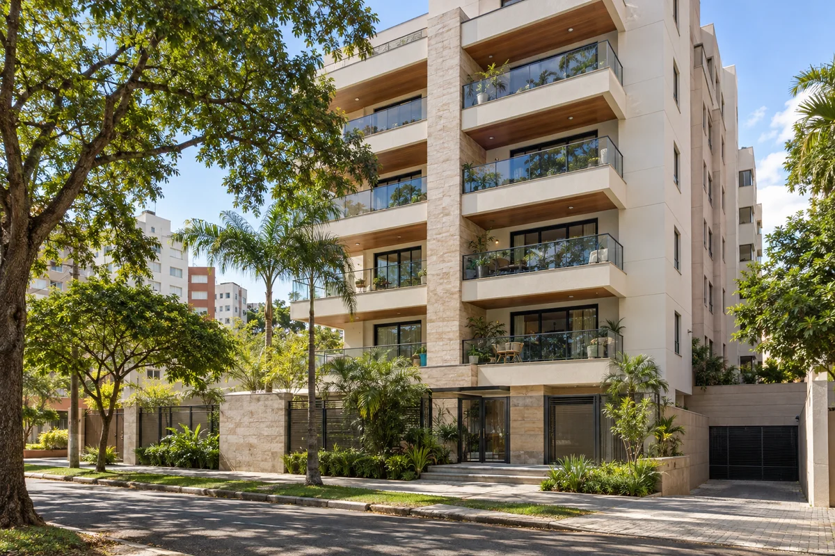Edifício residencial contemporâneo com varandas em rua arborizada